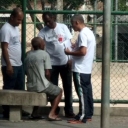 As pessoas estão nas ruas de Madureira aguardando a verdadeira mensagem de Jesus Cristo.