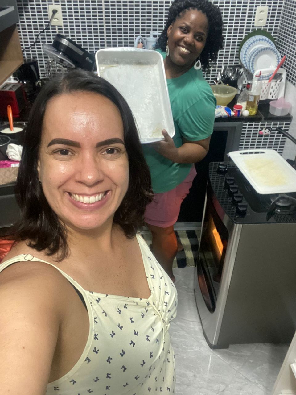 Começamos os preparativos do Projeto Vinde. Preparamos os sucos, o cachorro quente, imprimimos materiais. O fogão quebrou na hora em que a missionária Bianca ia começar a fazer o bolo. Ela correu para nossa casa e junto com a Elaina começaram a maratona dos bolos.